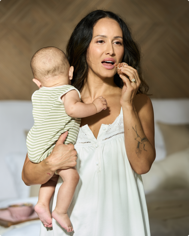 A quick bite with baby in arm